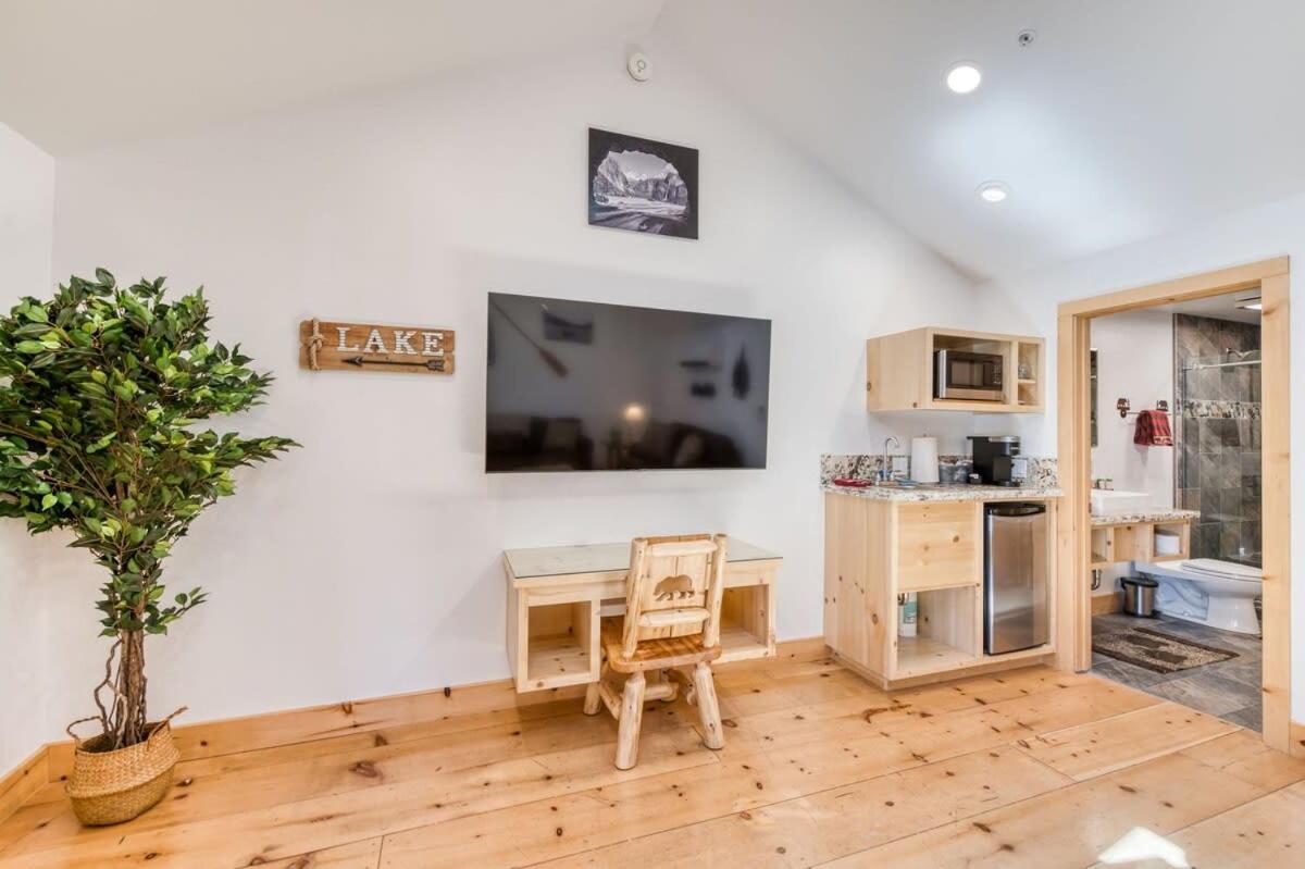 #3 Cottage Like Suite With Private Hot Tub Бас Лейк Екстериор снимка